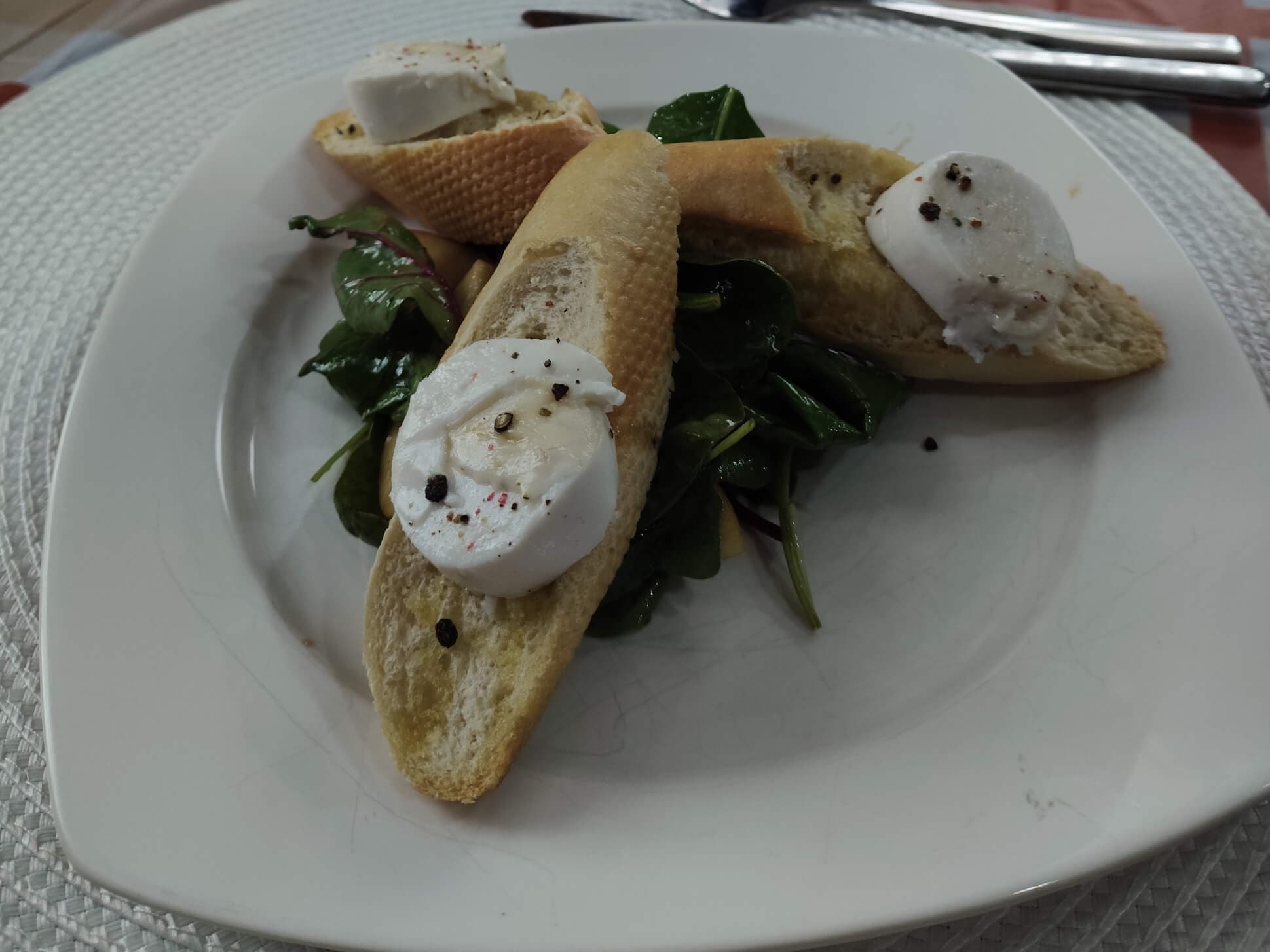 Salát s kozím sýrem, hruškou a ořechy