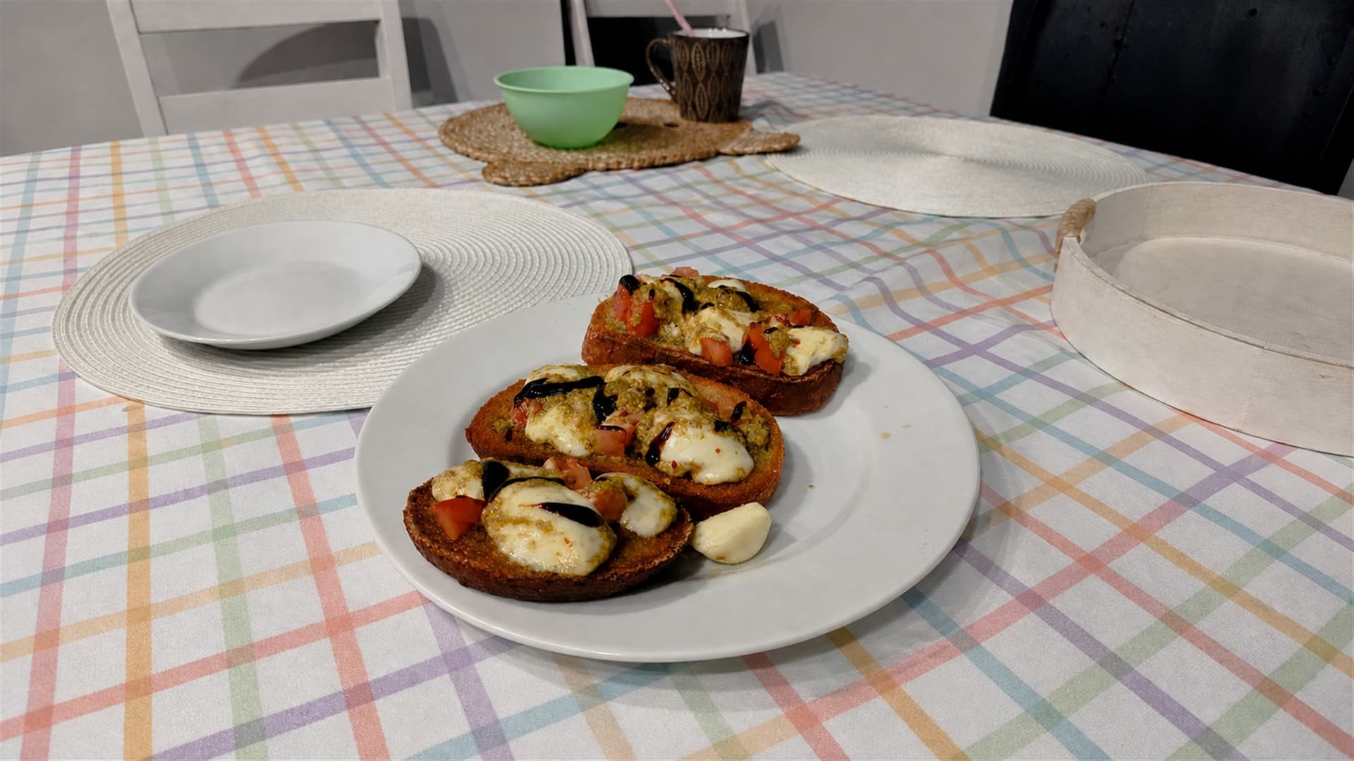 Česnekové topinky s mozzarellou v pestu