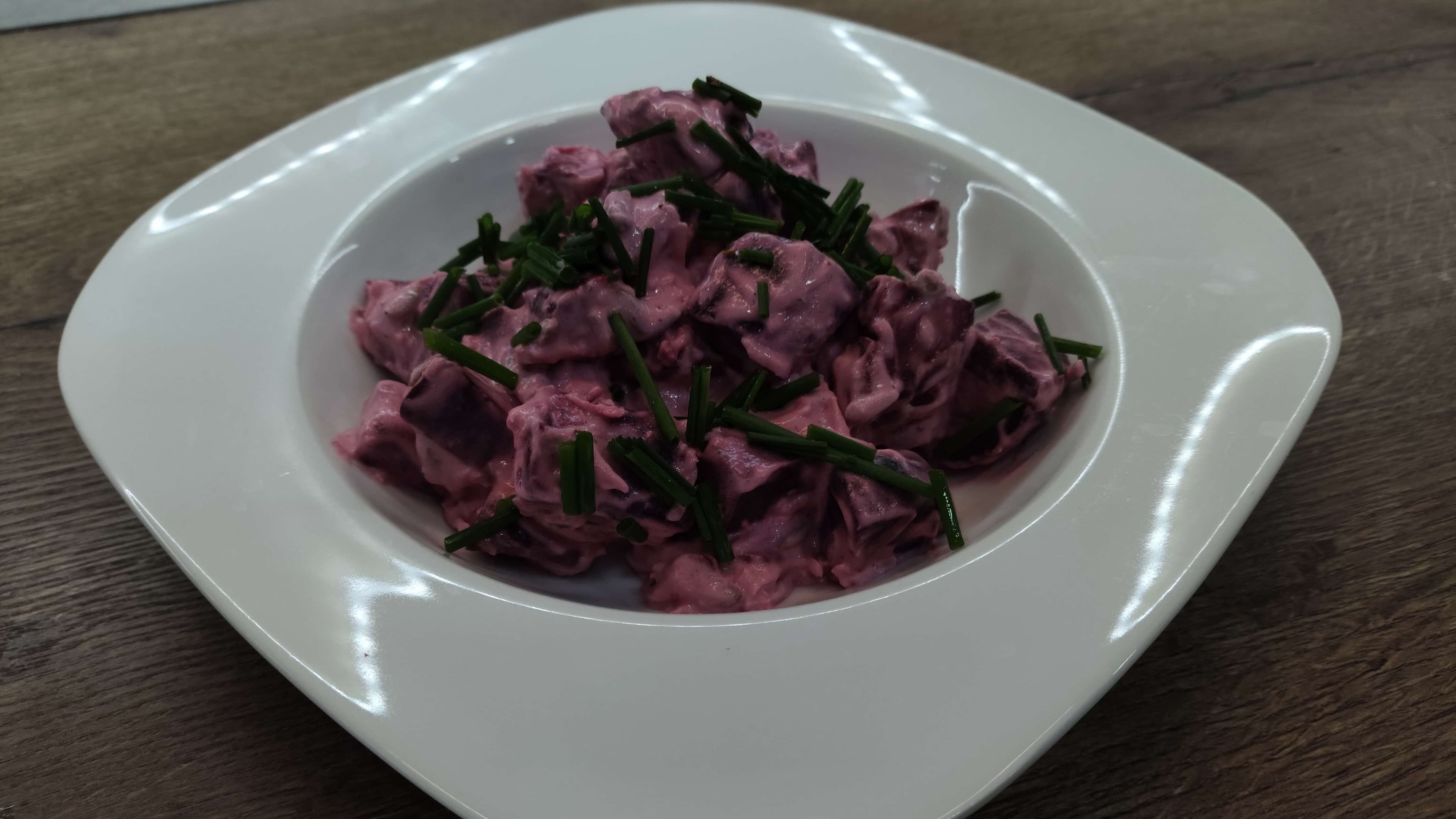 Salát z „pečené“ řepy s křenem a smetanou